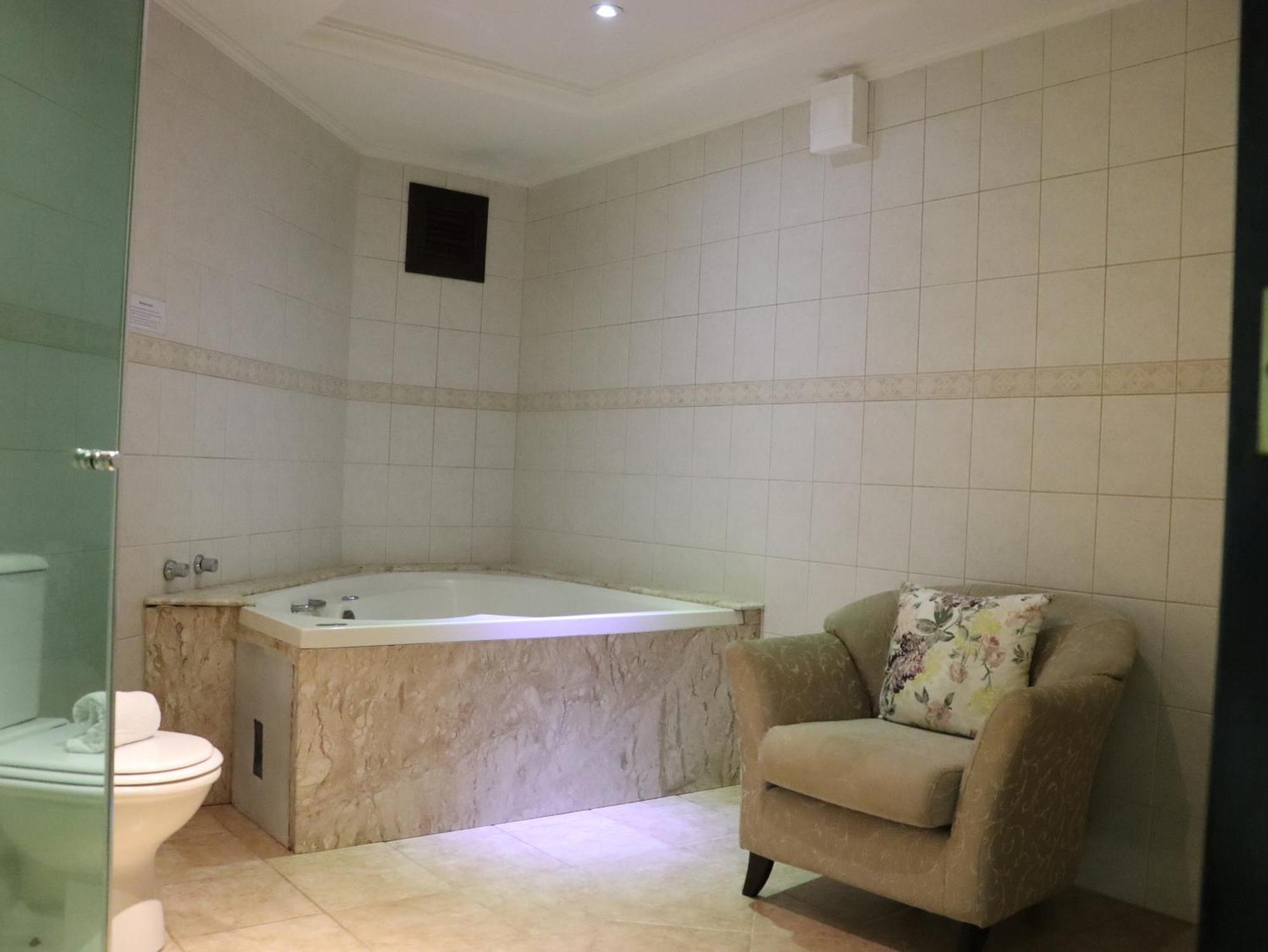 Deluxe Suite Spa Bath,1544072905:JPEG